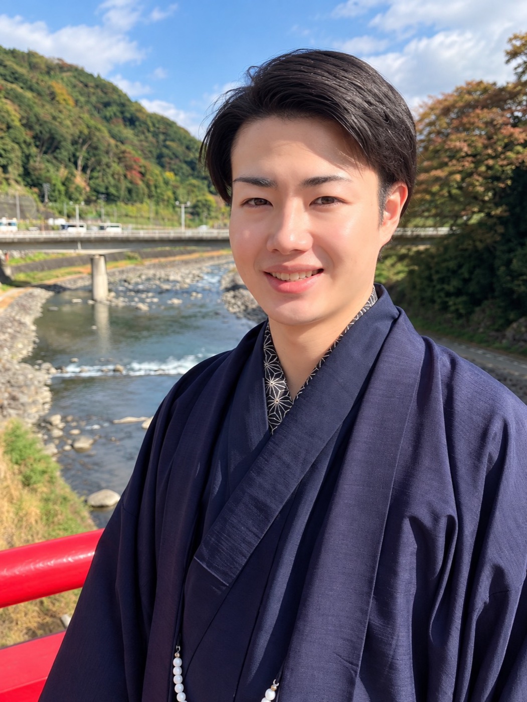 和装で佇む中野孝之