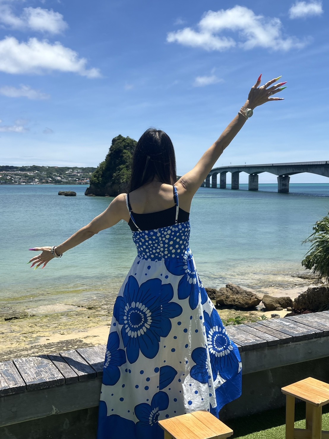 海を前に自由に両手を広げる小川麻希子