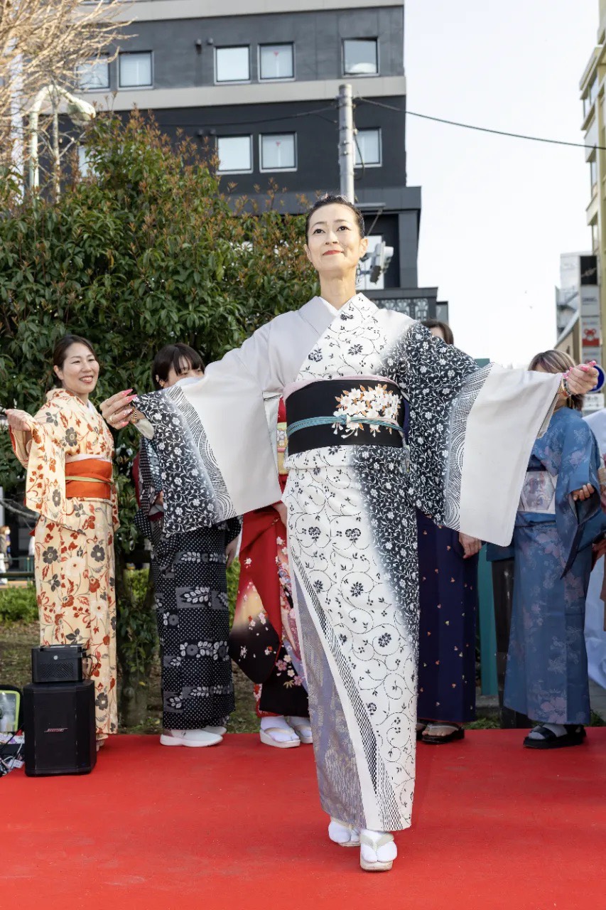 着物姿の小川麻希子