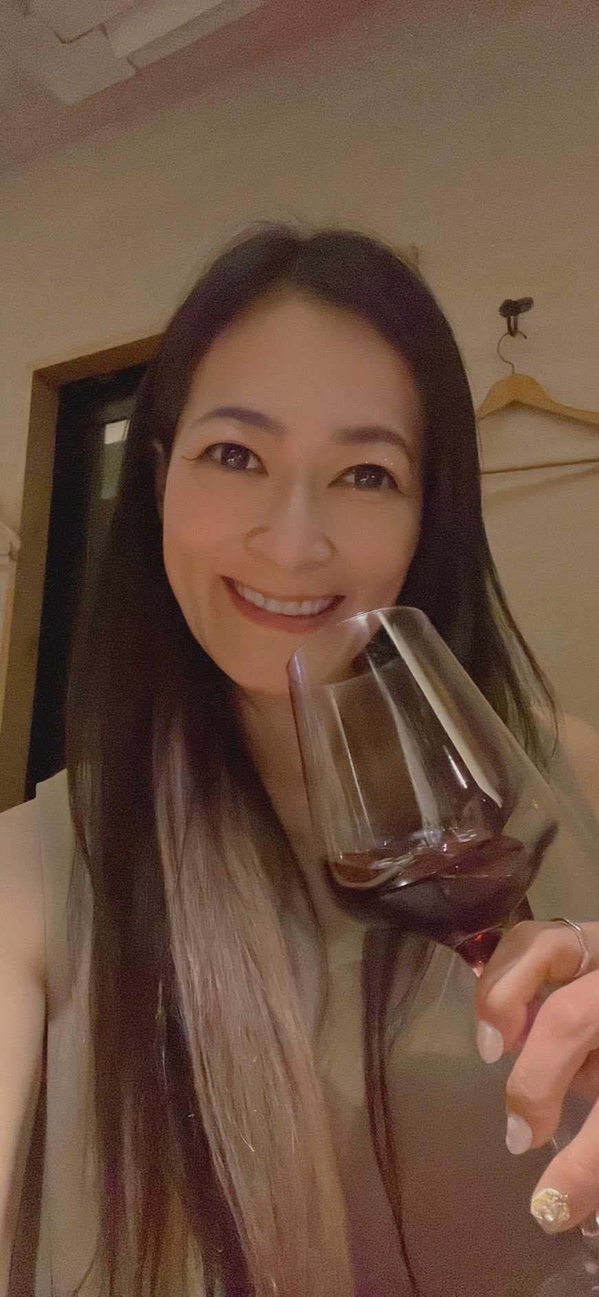 ワインを楽しむ小川麻希子